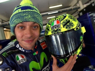 Valentino Rossi: kup si čepici s bambulí, dostaneš helmu zdarma