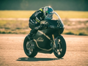 Elektromotocykl Saroléa SP7 zaútočí na vítězství v Tourist Trophy