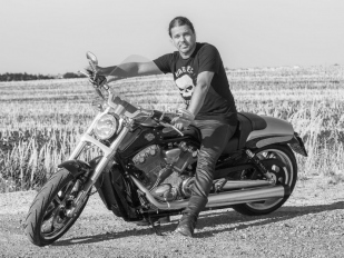 Honza Toužimský se chystá na turné Arakainu na motocyklu Harley-Davidson