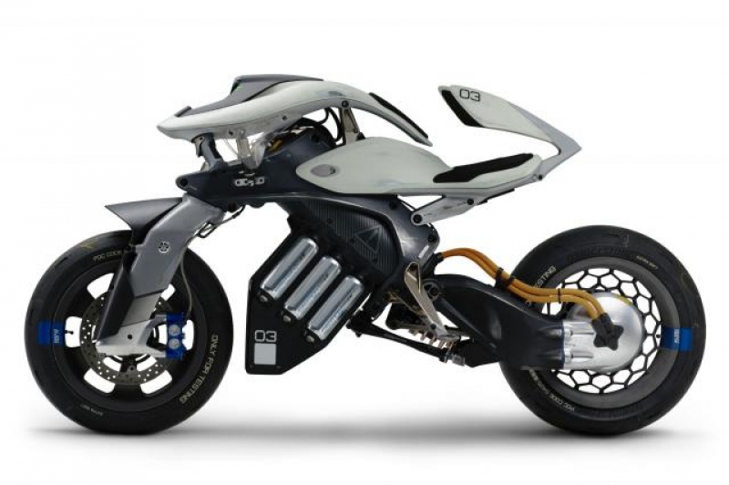 Yamaha MOTOROiD: motocykl jako domácí mazlíček - 1 - 1 Yamaha MOTOROiD (3)
