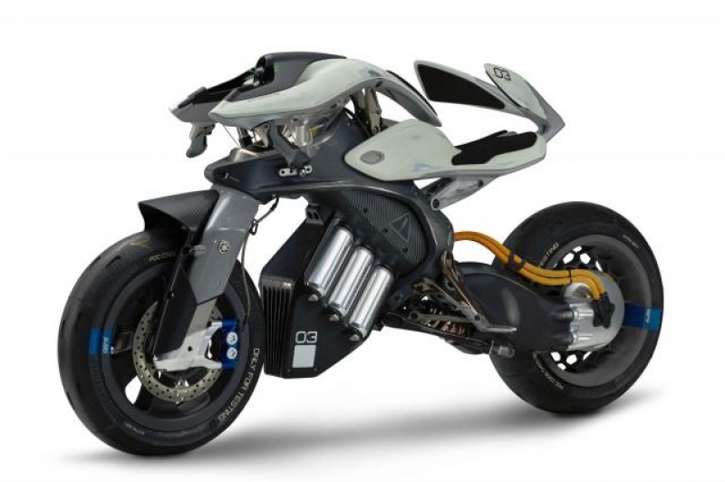 Yamaha MOTOROiD: motocykl jako domácí mazlíček - 3 - 1 Yamaha MOTOROiD (1)