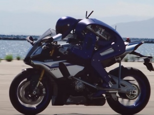 Yamaha Motobot: humanoidní robot, který umí řídit motocykl