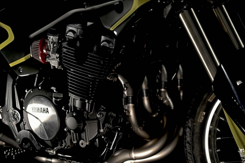 Mya VR46: speciál pro Valentina Rossiho - 11 - 1 Yamaha XJR 1300 Mia Flat Track Rossi (12)
