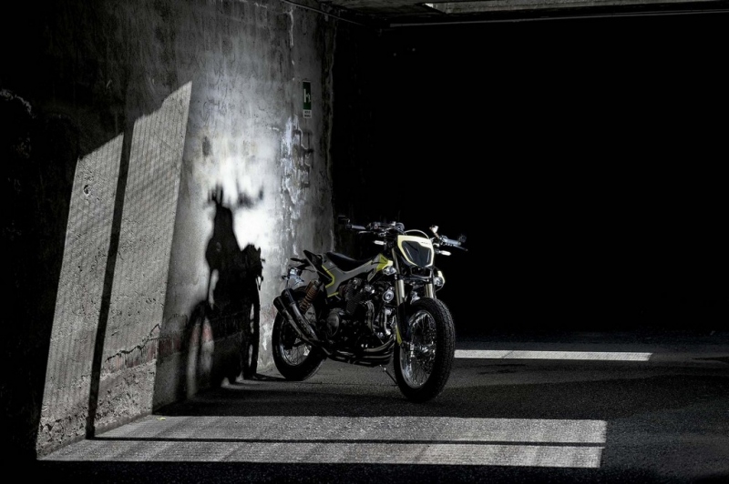 Mya VR46: speciál pro Valentina Rossiho - 9 - 1 Yamaha XJR 1300 Mia Flat Track Rossi (10)