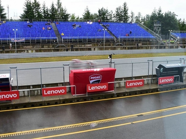 Hlavní obrázek k článku: GP Brno - Moto3: Na mokru Masia před Fenatim, 16. Kornfeil, 18. Salač