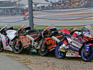 Crashe v GP: Po S. Lowesovi (MotoGP) a Navarrovi (Moto2) také McPhee (Moto3).