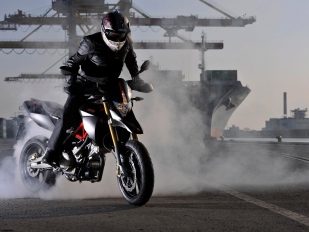 Aprilia Dorsoduro Factory 750: konkurence pro Hypemotard
