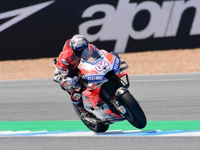Hlavní obrázek k článku: Dovizioso na čele, Lorenzo crash