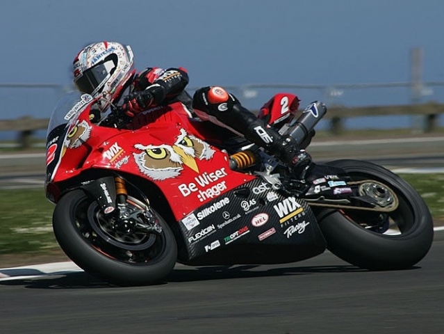 Hlavní obrázek k článku: NW200: Alastair Seeley poražen Glennem Irwinem