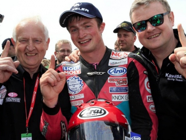 Hlavní obrázek k článku: James Cowton zahynul při Southern 100