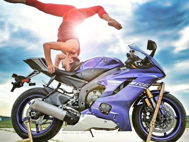 Hlavní obrázek k článku: Jóga na motocyklech: novinka na sociálních sítích