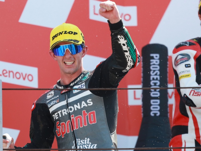 Hlavní obrázek k článku: John McPhee zůstává v Moto3