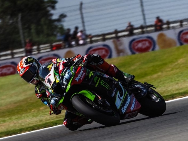 Hlavní obrázek k článku: Prvním vítězem v Anglii Jonathan Rea