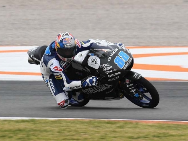 Hlavní obrázek k článku: V kubatuře Moto3 nejrychlejším Martin, 21. Kornfeil