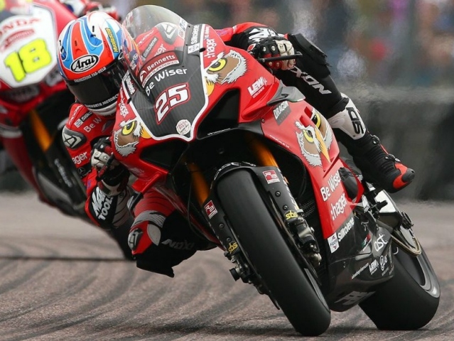 Hlavní obrázek k článku: BSB Thruxton: Vyhráli A. Irwin a Brookes, lídrem zůstal Redding