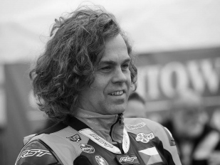 Zemřel Kamil Holán
