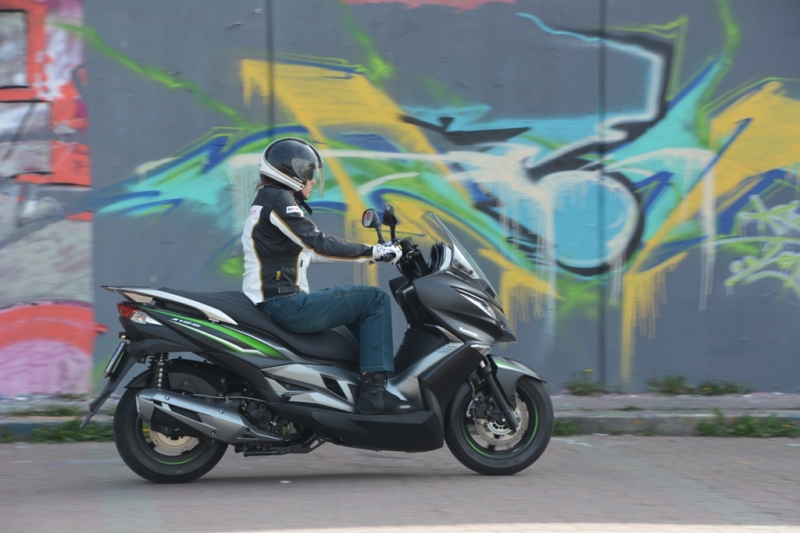 Test Kawasaki J125: malý velký skútr × Motoforum.cz