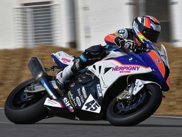 Hlavní obrázek k článku: Superbike Open: Vítězný double pro Le Grelleho, pódium pro Červeného