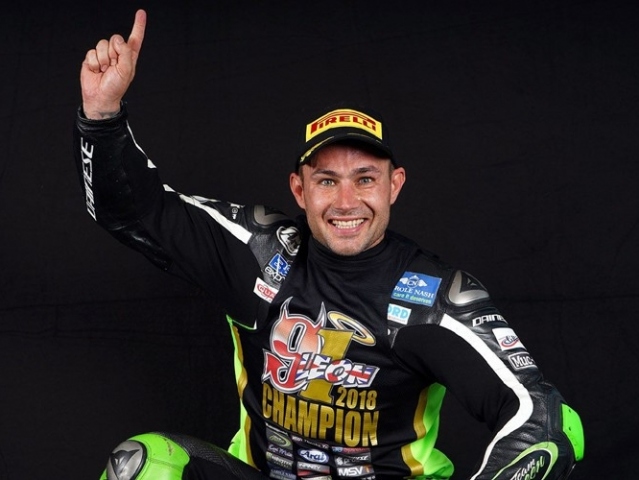 Hlavní obrázek k článku: Leon Haslam se stal šampionem BSB 2018