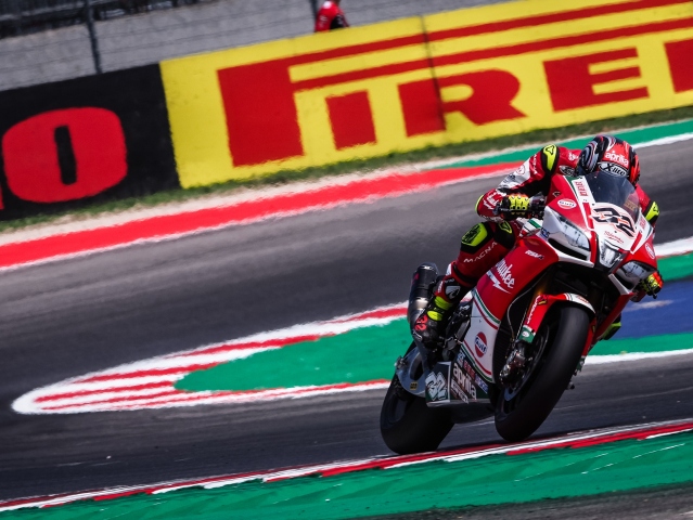 Senzace v Misanu: Savadori a Laverty - Aprilia × Motoforum.cz