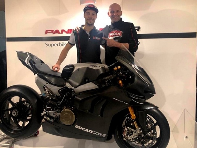 Hlavní obrázek k článku: V Imole ještě 5. motocykl Ducati Panigale V4R