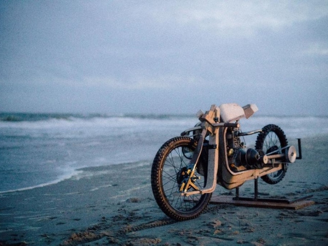 Hlavní obrázek k článku: Dřevěný motocykl je poháněn biopalivem z mořských řas