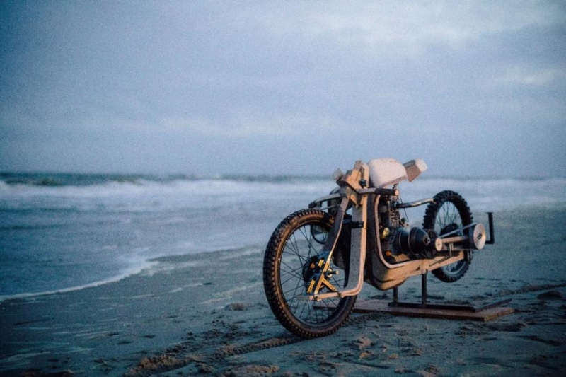 Dřevěný motocykl je poháněn biopalivem z mořských řas - 1 - 1 mans dreveny motocykl morske rasy2