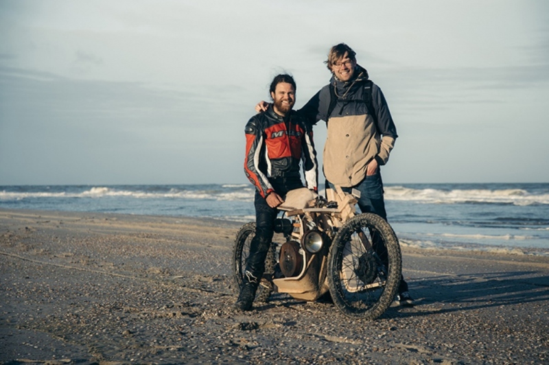 Dřevěný motocykl je poháněn biopalivem z mořských řas - 2 - 1 mans dreveny motocykl morske rasy3