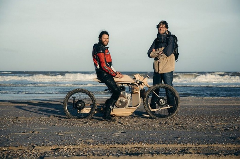Dřevěný motocykl je poháněn biopalivem z mořských řas - 3 - 1 mans dreveny motocykl morske rasy4