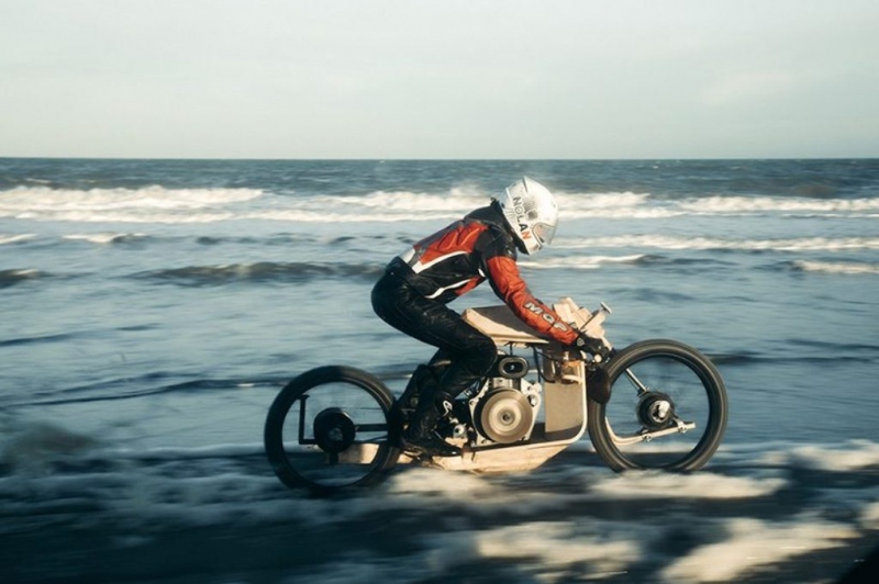 Dřevěný motocykl je poháněn biopalivem z mořských řas - 4 - 1 mans dreveny motocykl morske rasy5
