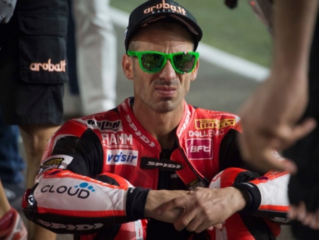 Hlavní obrázek k článku: Jeden motocykl Yamaha YZF-R1 pro Marca Melandriho!