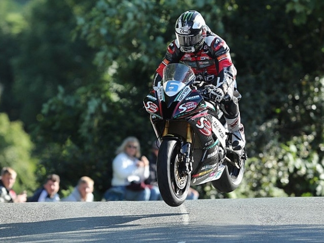 Hlavní obrázek k článku: TT-supersport: 14. trumf Michaela Dunlopa; 24. Dokoupil, 25. Holán
