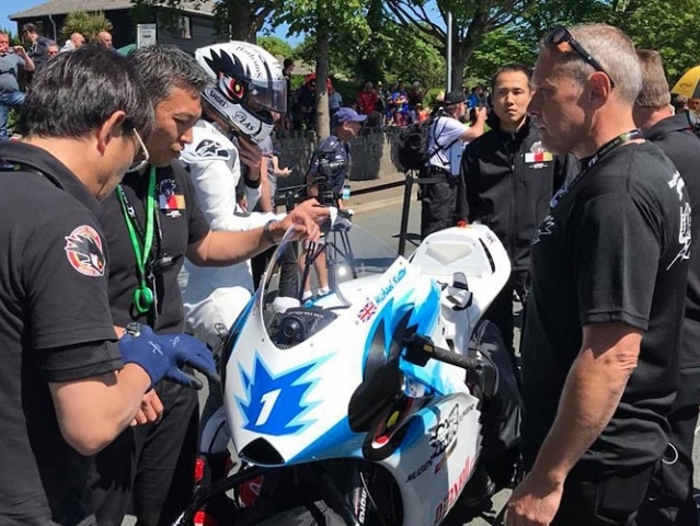 Hlavní obrázek k článku: Čtvrté vítězství Michaela Ruttera s elektro motocyklem na TT