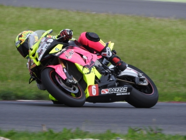 Hlavní obrázek k článku: Michal Prášek vede v Alpe Adria stocky