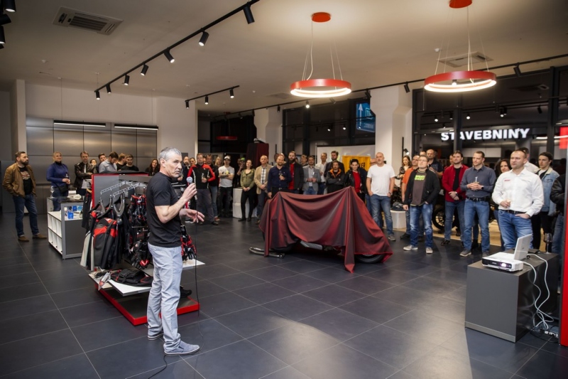 Ducati Prague se přestěhovalo do nových a větších prostor - 20 - 1 nova prodejna Ducati Praha otevreni (25)