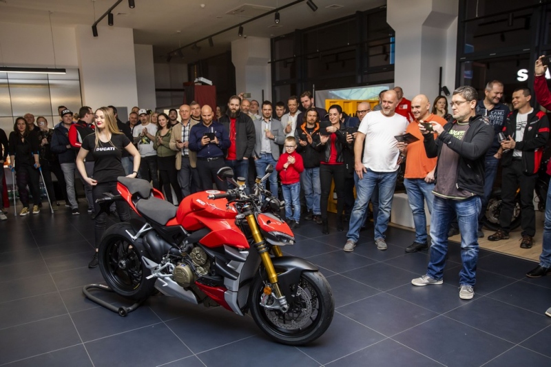 Ducati Prague se přestěhovalo do nových a větších prostor - 21 - 1 nova prodejna Ducati Praha otevreni (26)