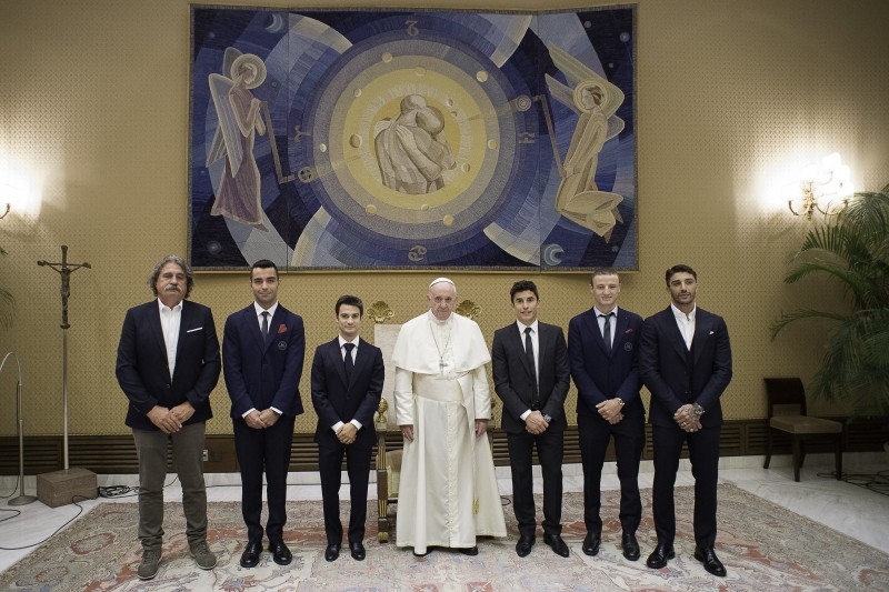 Audience pilotů MotoGP u papeže Františka - 8 - papez 8