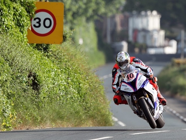 Hlavní obrázek k článku: Čtvrtku na Tourist Trophy kraloval Peter Hickman