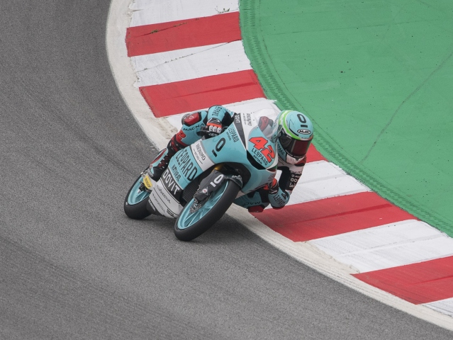Hlavní obrázek k článku: Moto3 vyhrál v Katalánsku Ramirez, 10. Kornfeil, Salač out