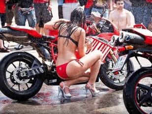 Sexy myčka na World Ducati Week