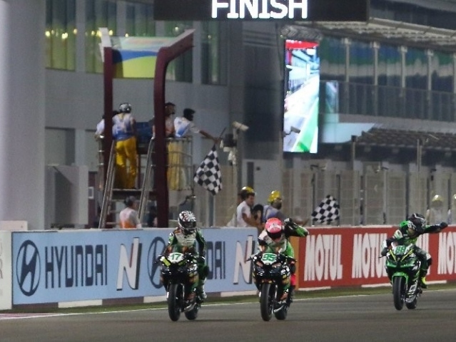 Hlavní obrázek k článku: Vítězem Deroue, König jump start a crash