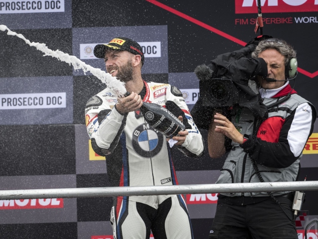 Hlavní obrázek k článku: Superpole v Doningtonu kořistí Sykese s BMW