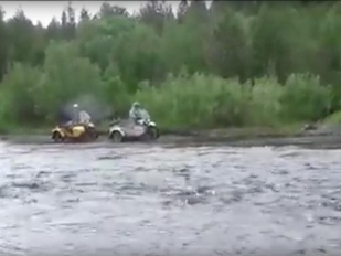 Video: jak přebrodit rozbouřenou řeku na motocyklu