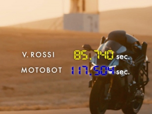 Kdo vyhrál souboj na závodním okruhu? Rossi nebo Motobot?