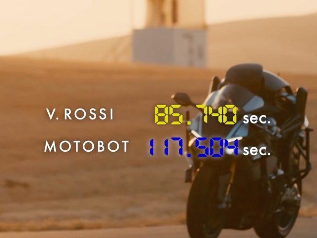 Hlavní obrázek k článku: Kdo vyhrál souboj na závodním okruhu? Rossi nebo Motobot?
