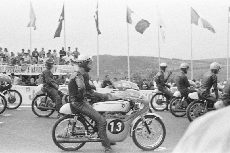Photo Vintage Grand Prix Moto De Brno 1969 – Bohumil STASA Et Alberto PAGANI – Article De Presse