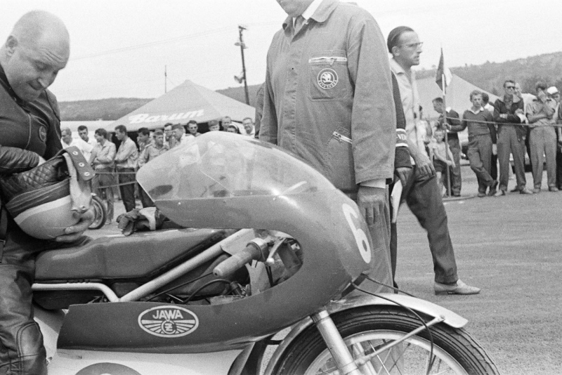 Photo Vintage Bohumil STASA Et Alberto PAGANI - Grand Prix Moto De BRNO 1969 - Article De Presse Rétro