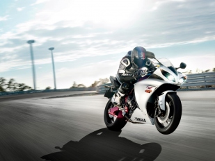 Yamaha R1 s pohonem obou kol