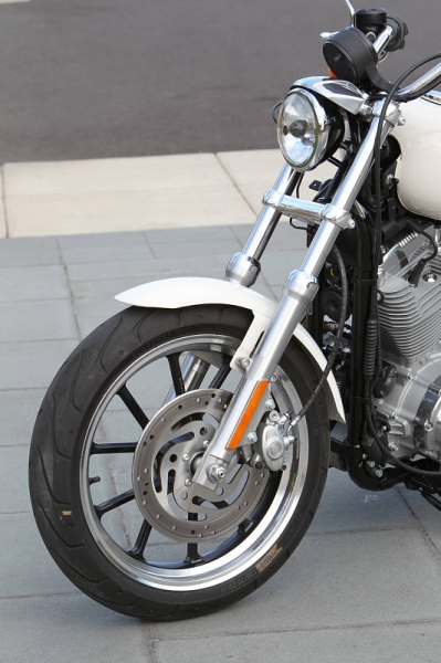 Harley-Davidson: novinky pro rok 2011 - 5 - 2011-Harley-SuperLow-XL883L-BJN7