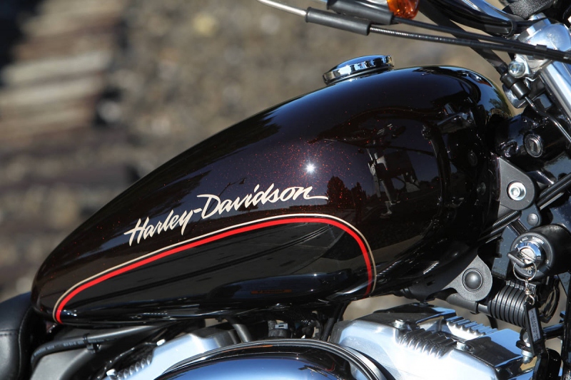 Harley-Davidson: novinky pro rok 2011 - 6 - 2011-Harley-SuperLow-XL883L-BJN9